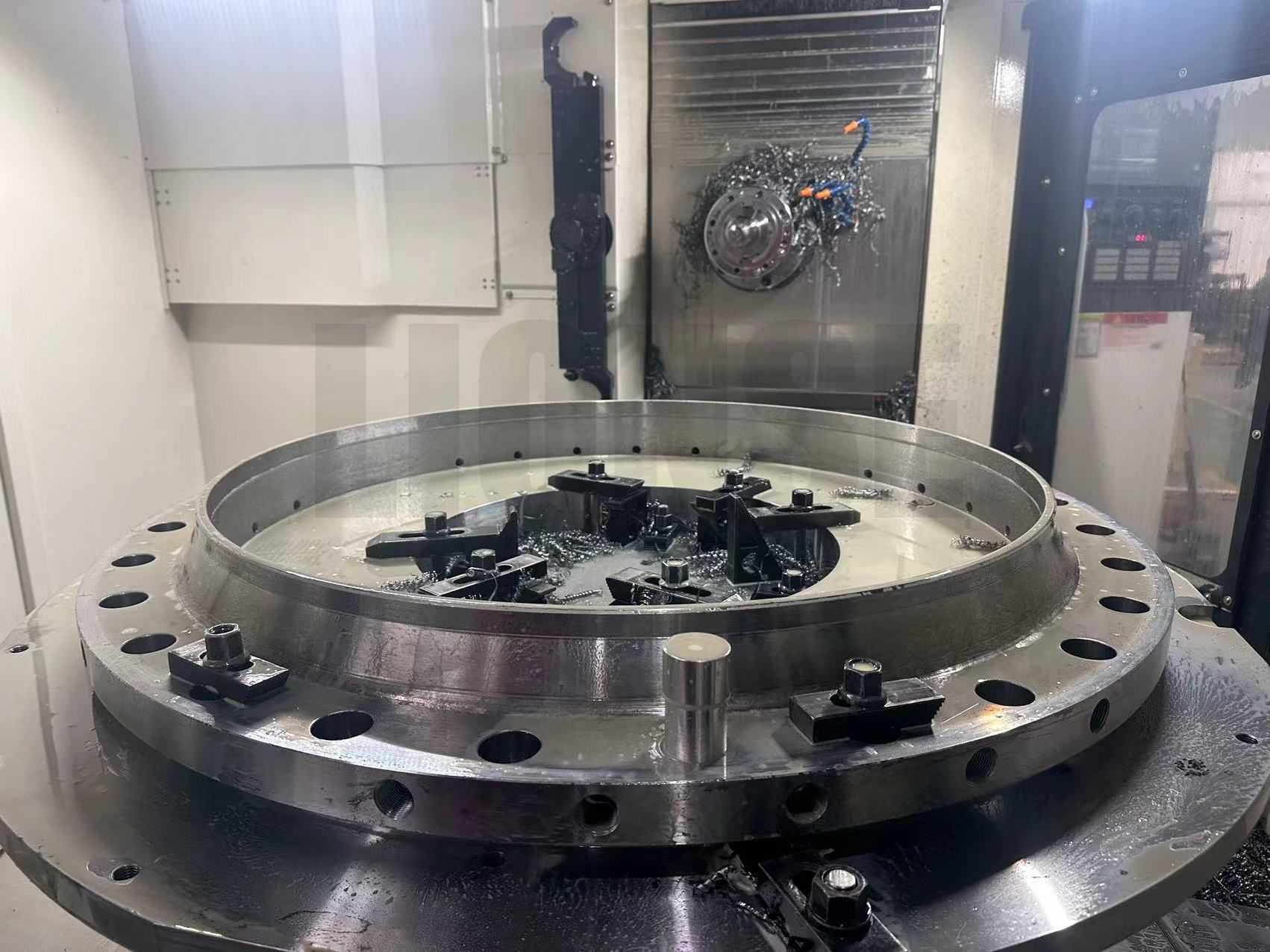 จะแน่ใจได้อย่างไรว่ารูตั้งตรงเมื่อเจาะหน้าแปลนที่มีเส้นผ่านศูนย์กลางขนาดใหญ่